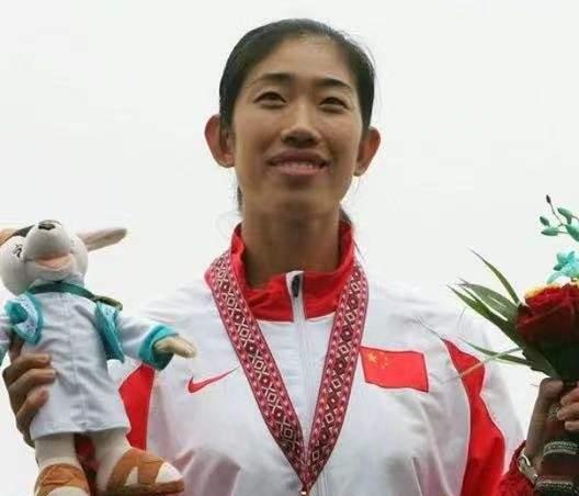 李颖|中国名模李颖秀身材，新衣服连吊牌都没摘下就穿？脚踝细到不真实