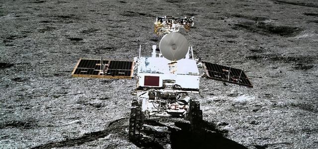 月球 嫦娥四号又有新发现，一块竖立的“石碑”，专家：这块岩石不寻常