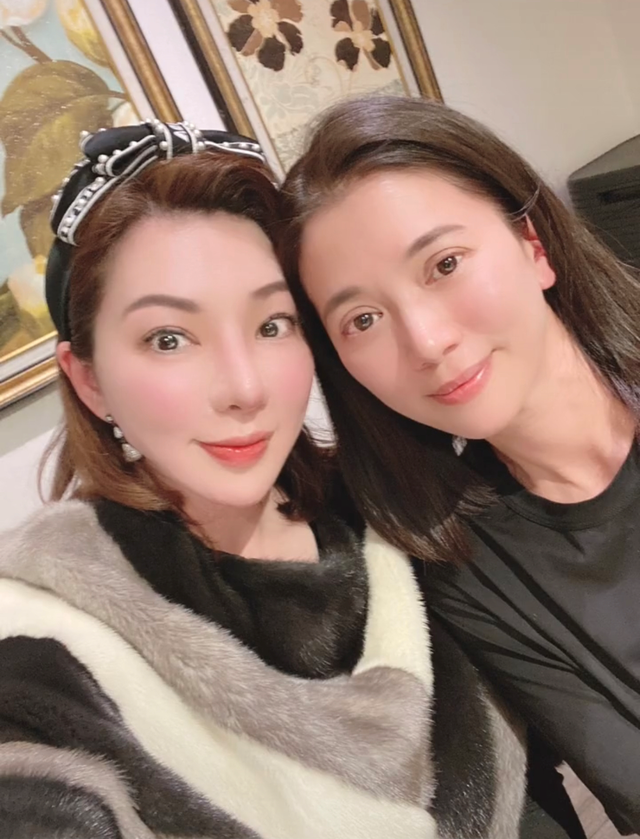 袁咏仪|50岁袁咏仪与友人吃大餐，喝到微醺脸颊红润，桌上数瓶茅台显奢侈