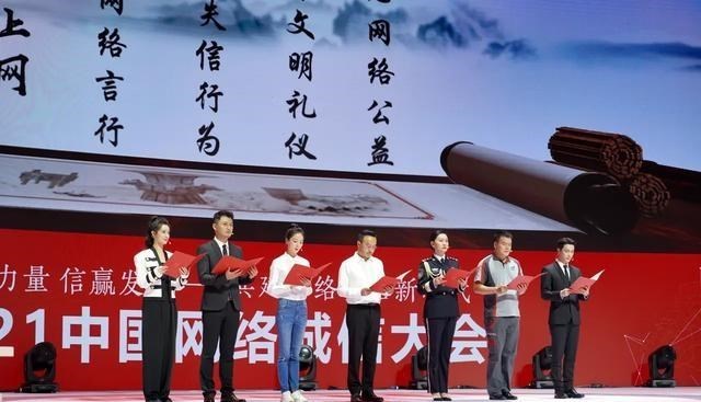情感维护|一张合照，暴露了明星的地位高低