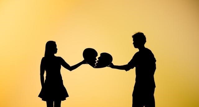 女子与情人在车内幽会,遭到丈夫的全程监听,惨剧的发生该怪谁?