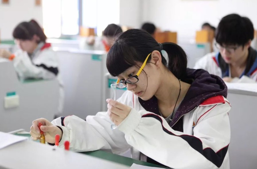 清华大学|清华学霸抽屉中的物品“公之于众”，看后自惭形秽，难怪考731分