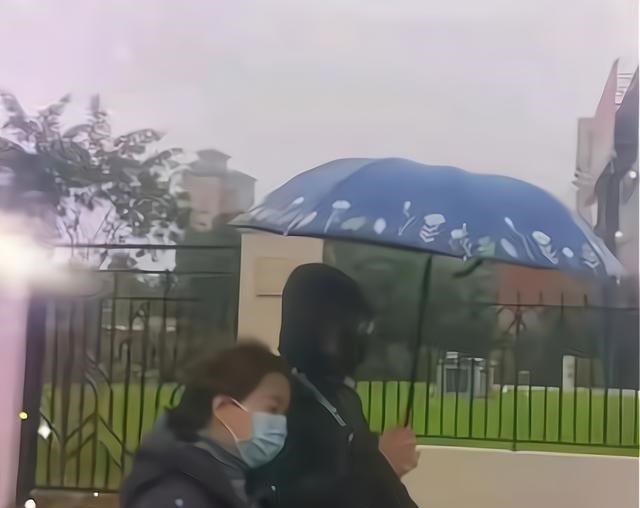 许敏遭黑粉骚扰,不得不搬家自保,外甥侄儿接送她上下班