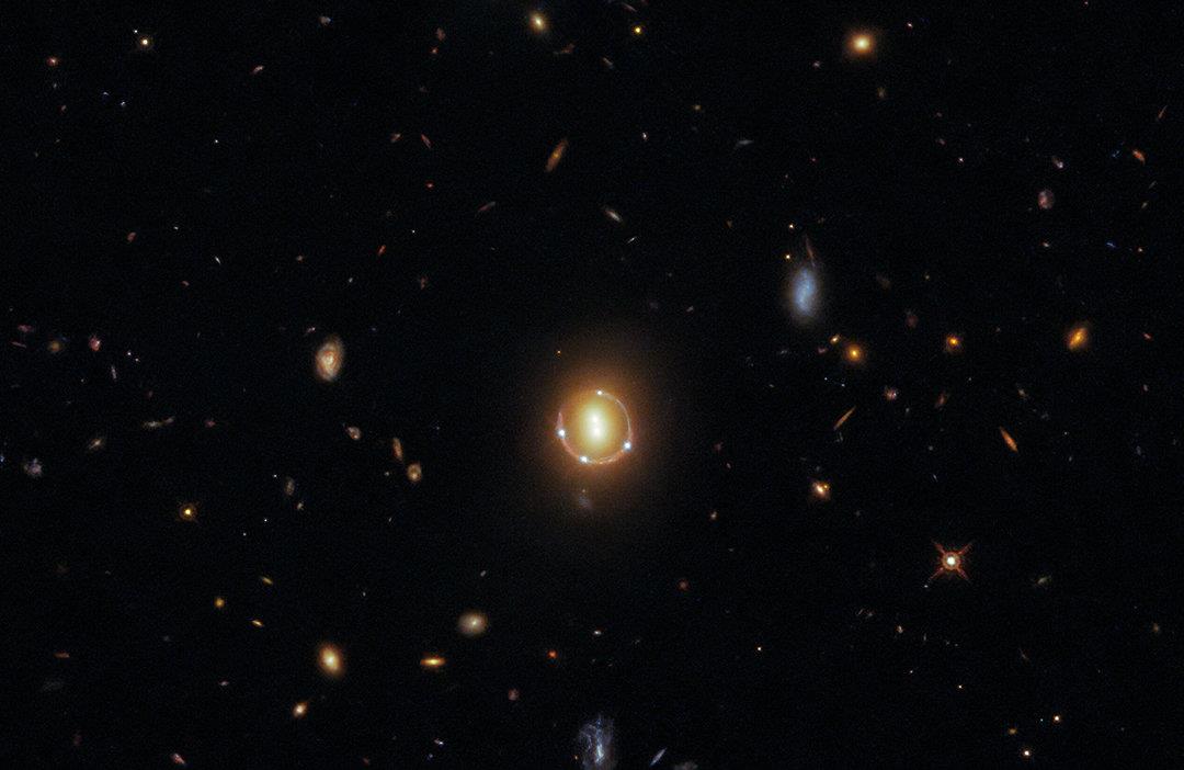 38亿光年外发现罕见「五重奏」，空间强烈扭曲，爱因斯坦又对了？