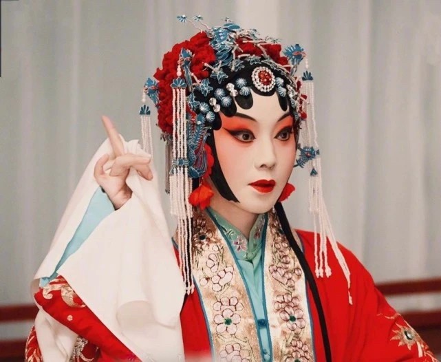 闫妮|闫妮新剧大变样，皮肤吹弹可破，造型“张力”太欲，美得移不开眼