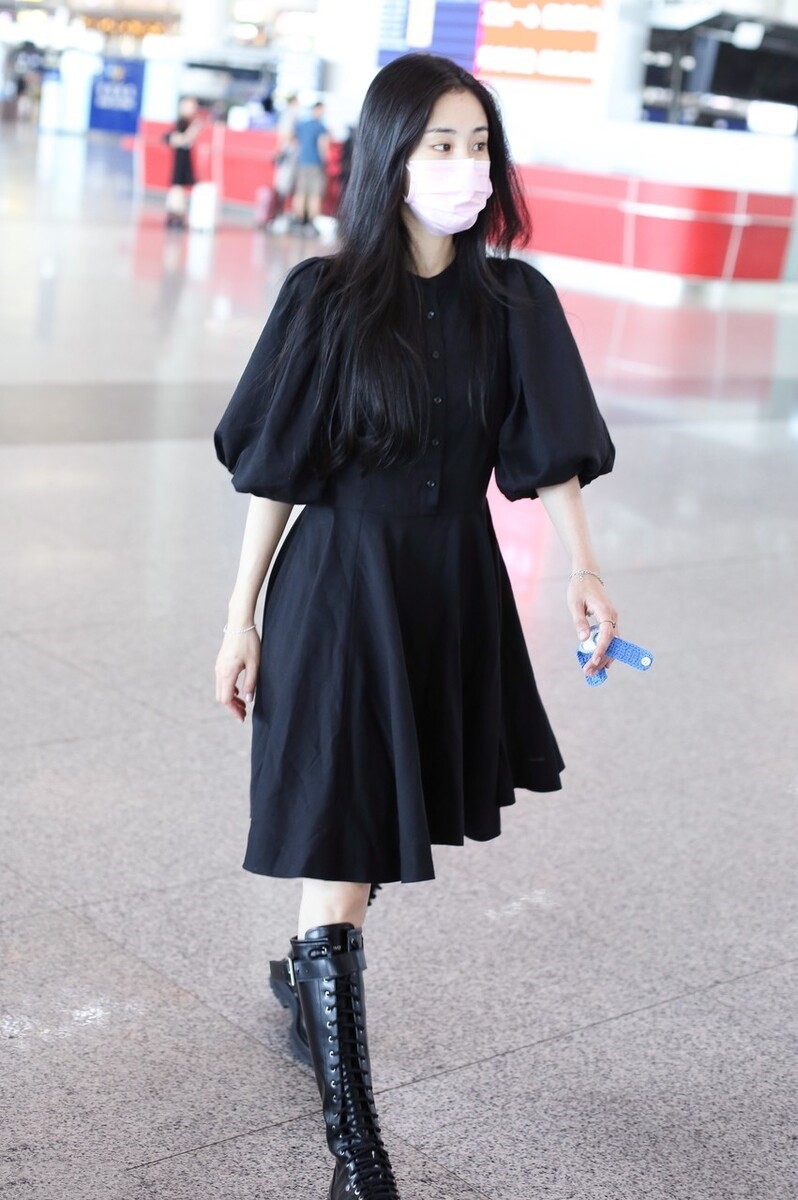 八只爪的猫|张碧晨生娃后咋恢复的?穿小黑裙蛮腰抢镜,这么紧的靴子也能塞进