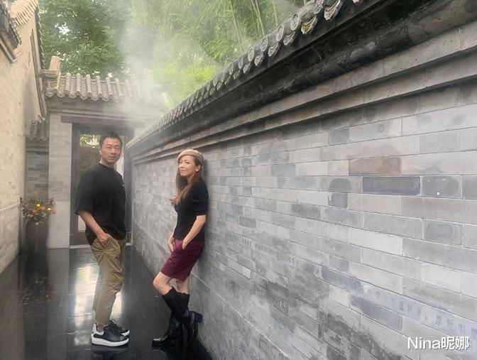 Nina昵娜|黎耀祥邓萃雯罕见同框，“九姑娘”穿开衫戴贝雷帽，成熟曲线抢镜