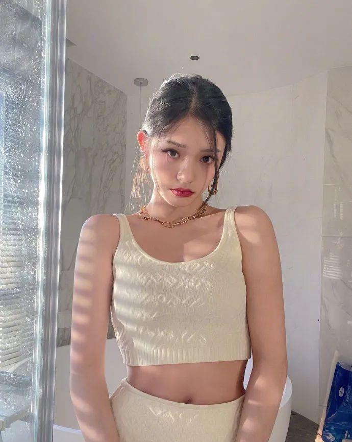 林允|林允阳光浴室美艳写真！雪肤玉貌烈焰红唇太性感撩人