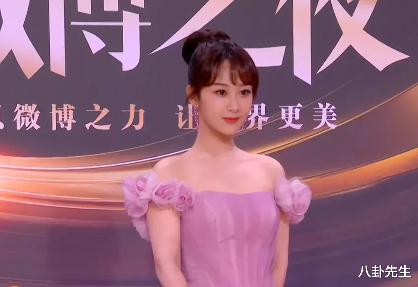 黄晓明|微博之夜女星斗艳：热巴精致如洋娃娃，江疏影穿着最大胆