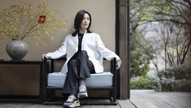 李亚鹏|李亚鹏和小19岁女友拍写真,海哈金喜超有范儿,手托腮像极了王菲