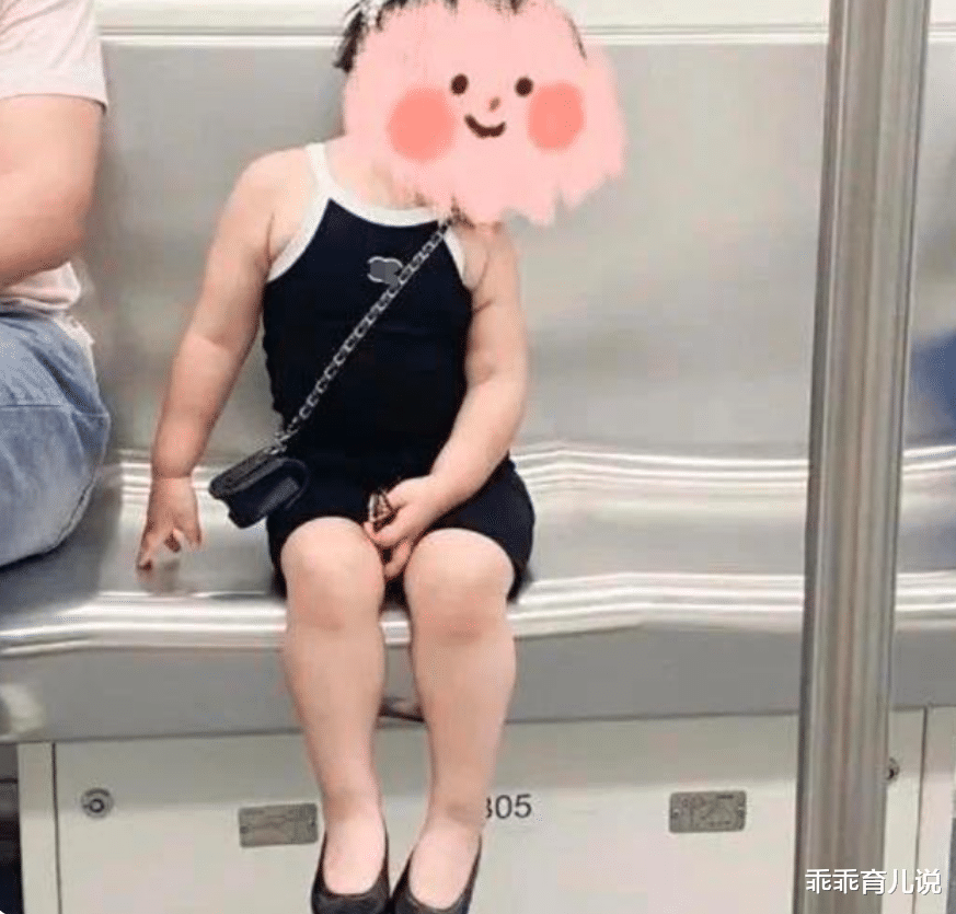 4岁女童“奶辣风”装扮火了，网友：是真穿衣自由还是妈妈不懂？
