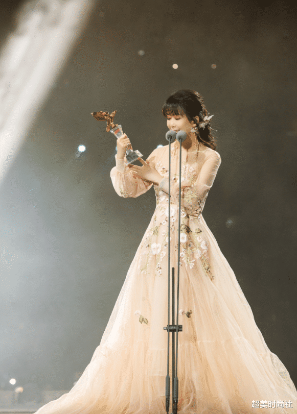 刘海|52岁孟庭苇被赞太年轻,刘海粉裙甜美范,如何拗出少女感