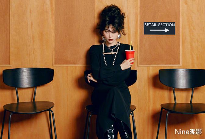 Nina昵娜|范冰冰深夜赶机太凄凉,穿衬衫无人接,扎棍粗长辫发量惊人似大姑娘