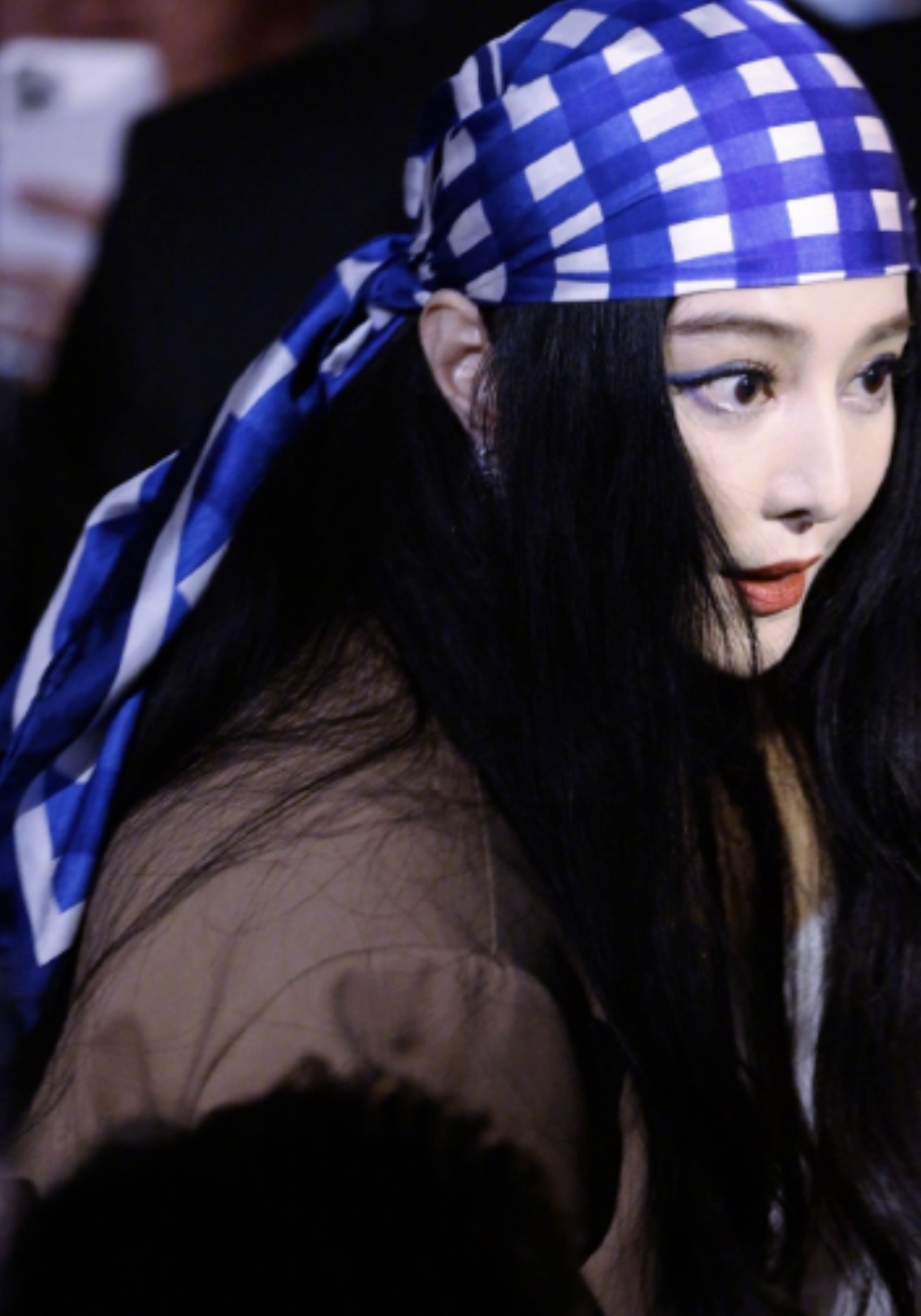 范冰冰|范冰冰看秀穿着臃肿，头戴复古围巾皮肤泛黄，脸上蓝色眼线显怪异