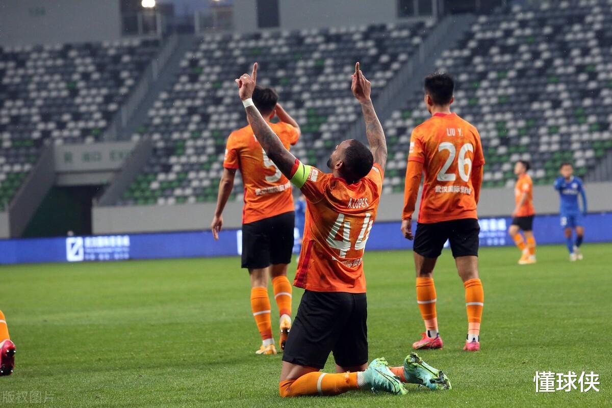 李霄鹏|4-2，大逆转！升至第三名，中超保级队翻身，李霄鹏又有新发现
