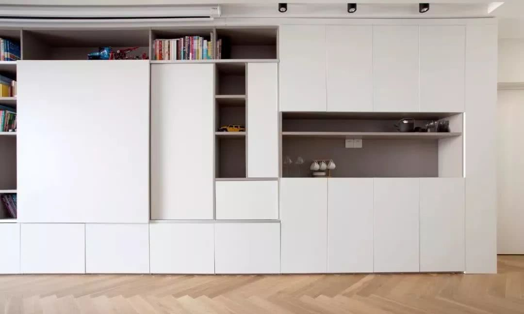 衣柜颜色和款式同样重要，选对颜色更高档，衣柜也能实用又美观