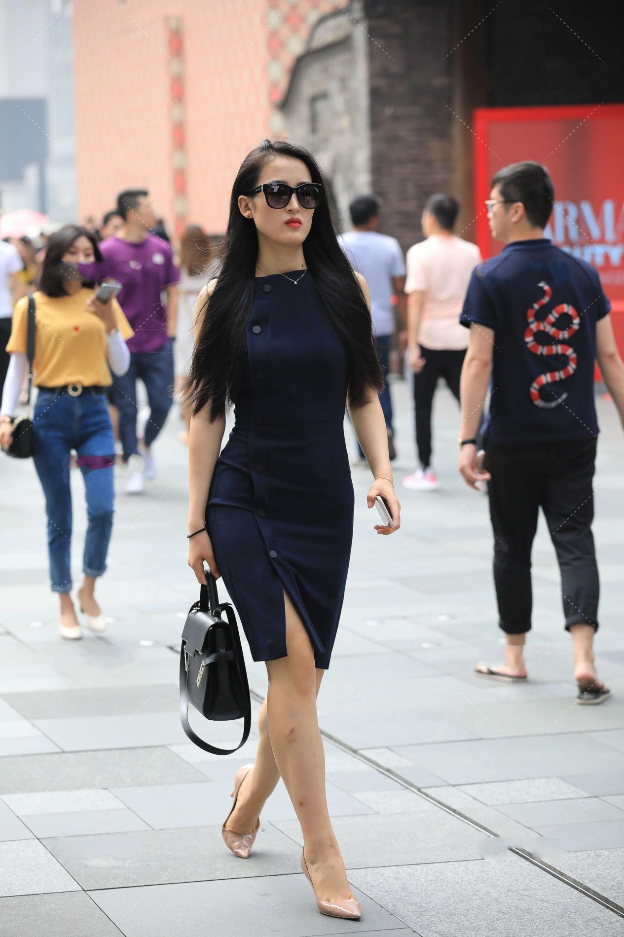 连衣裙|穿深蓝色连衣裙，搭配细高跟鞋，穿出女生独有的高级感