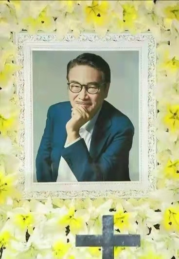 吴孟达|吴孟达葬礼！第三任妻子戴口罩藏不住美貌，17岁儿子穿西装好帅气