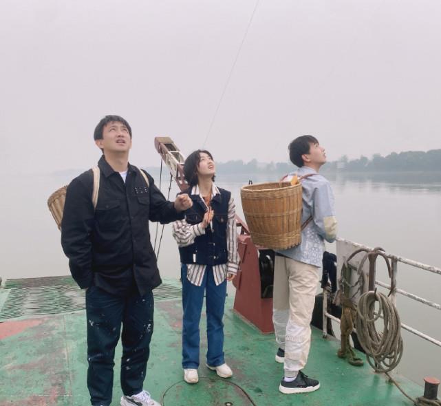 彭昱畅|彭昱畅拿水枪喷妹妹，张子枫脱口而出3个字，关系好坏一目了然