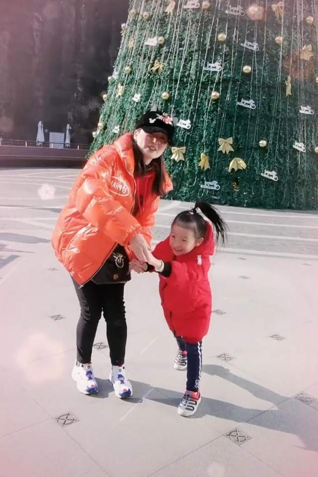 戴娇倩|戴娇倩与女儿跳舞,母女俩节奏一致大长腿吸睛,5岁安欣愈发好看