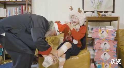 张纪中|70岁张纪中盛装过圣诞，贴心为小31岁妻子针灸，遭受调侃在线怼网友