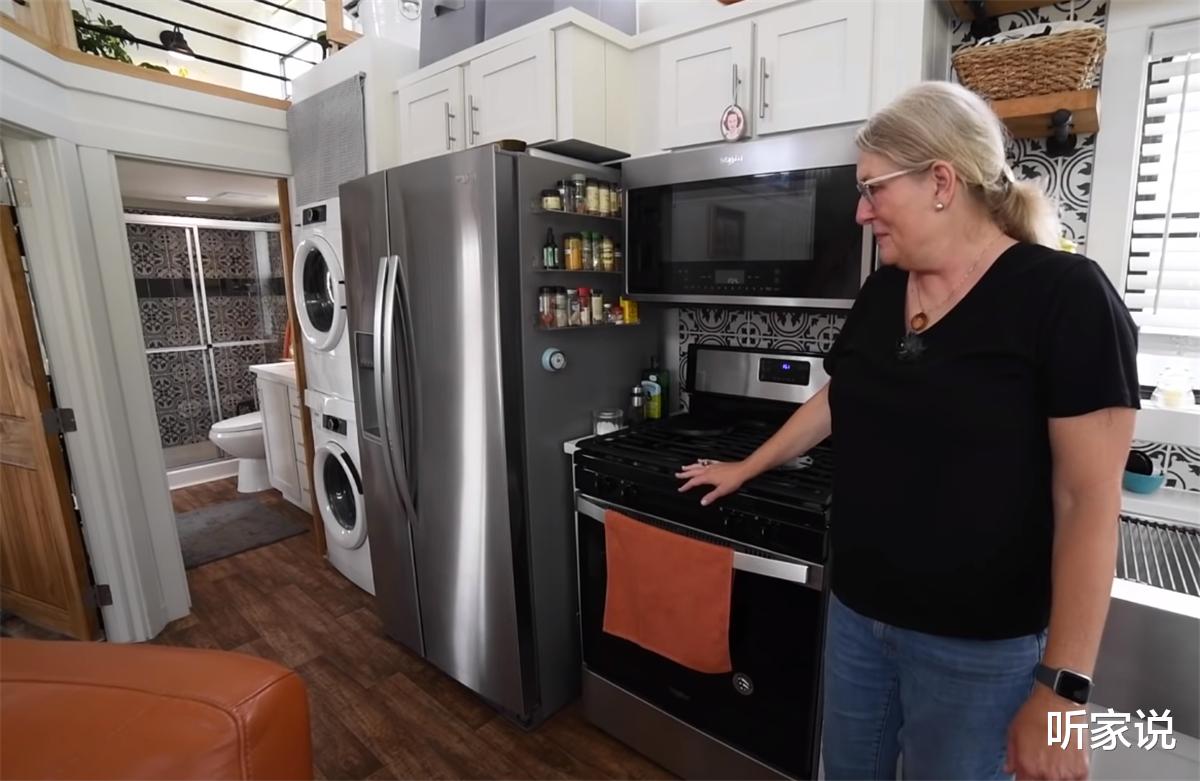 一位65岁奶奶独居37㎡小家：利用4米层高做卧室，蜗居日子转眼1年