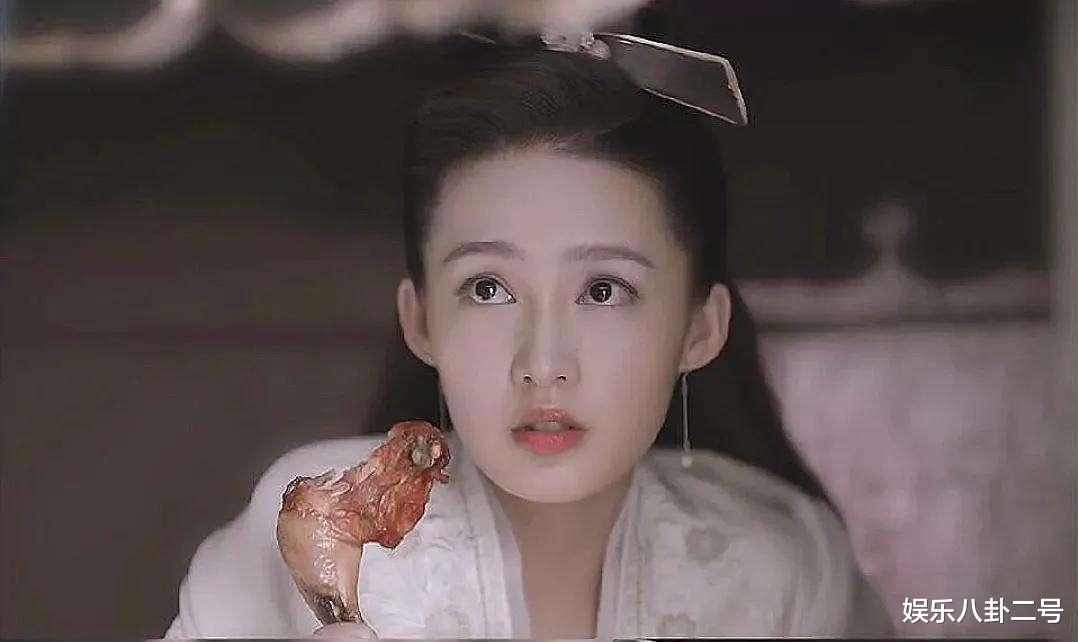 李沁|李沁晒冬日美照，白色背心搭配蓝色短裤，秀出绝美好身材，好羡慕