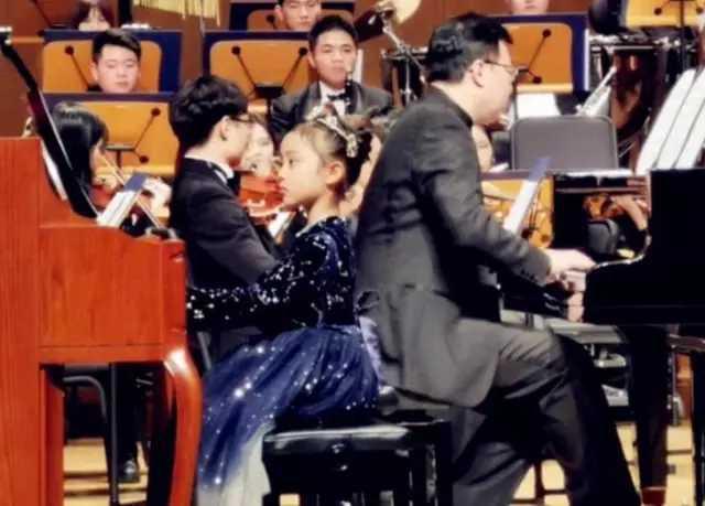 戚薇|戚薇6岁女儿参加钢琴赛! 浓妆出镜尽显成熟，知情人：参赛必须化妆