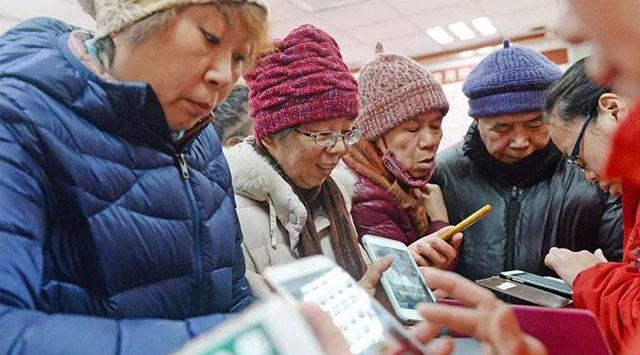 中老年人|中老年人也“沉迷”？社会“新三害”被曝出，就在你身边，需警惕