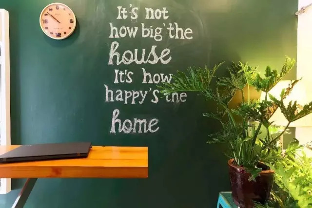 沪漂真实蚁族生活,一家4口租7㎡脏乱单间,儿女和父母睡一张床