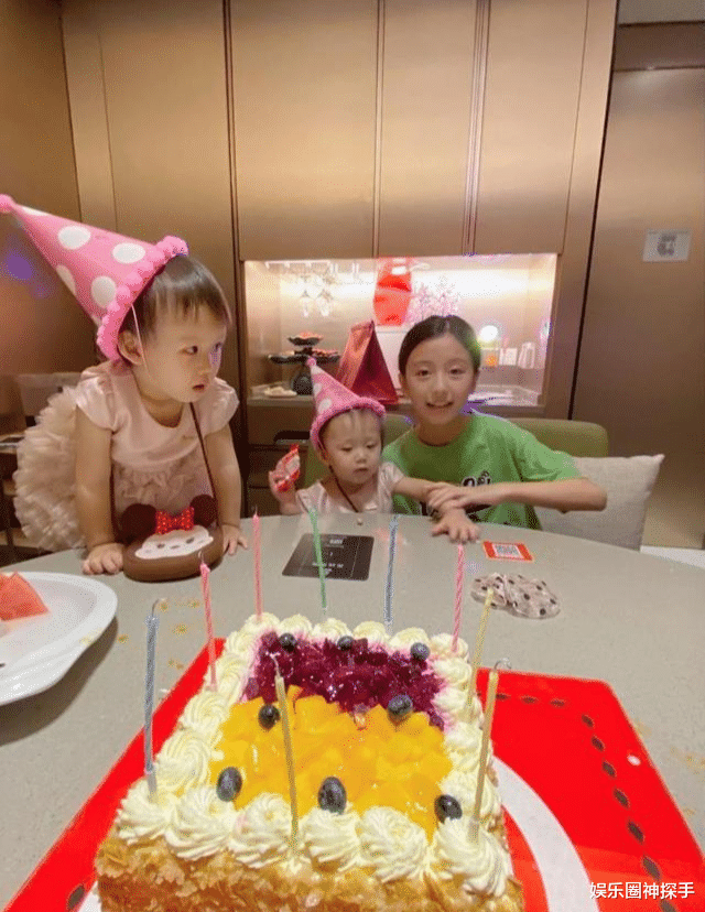 裴佳欣|裴佳欣双胞胎妹妹3岁了，颜值不比姐姐差，姐妹三人合影太养眼