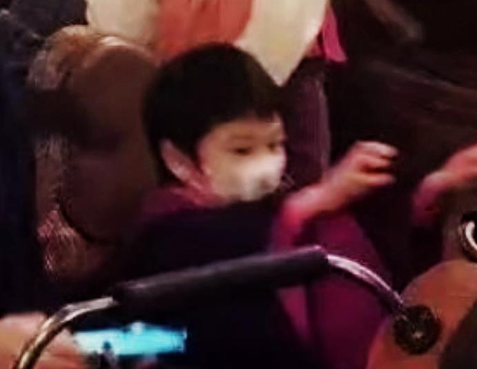花匠小美 杨颖母子游玩迪士尼，4岁小海绵正脸照被疯传，长得像谁一目了然