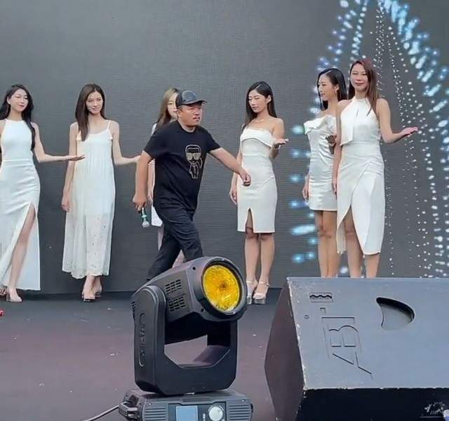 王小蒙|象牙山度假村开业礼，王小蒙热舞生图差距大，杨晓燕身材抢镜