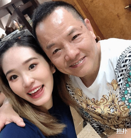父亲是穷苦力,他十几岁就出来混社会,如今银行存款却达165亿