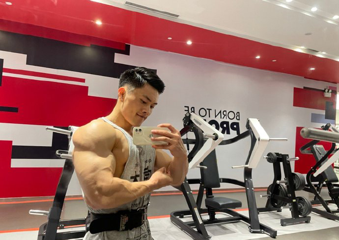 健身圈一哥|肌肉型男最爱深蹲，蹲开心了不想停，蹲不开心一组都不想做！