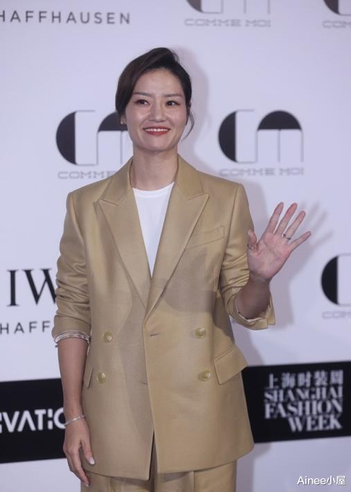 Ainee小屋 李娜有女强人的气场,穿宽大西装套装不邋遢,骨子里的干练藏不住