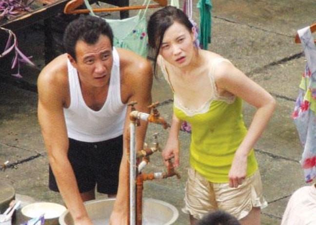 杨俊勇|宋佳片场抽烟照曝光，半蹲地上双指夹烟眼神迷离，像极了骨灰级烟民！