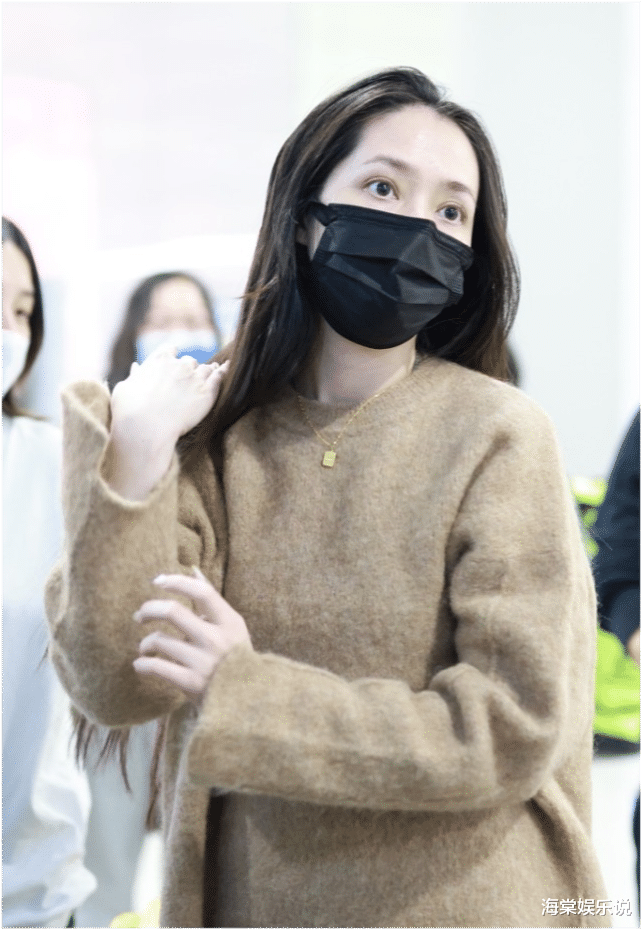 郭碧婷|郭碧婷和女儿现身机场，前簇后拥阵仗大，素颜推着女儿小跑过安检