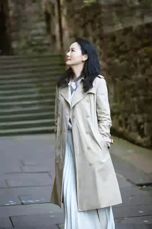 全球时尚号|51岁的咏梅去国外旅游，穿米色大衣霸气十足，撑着伞在雨中漫步