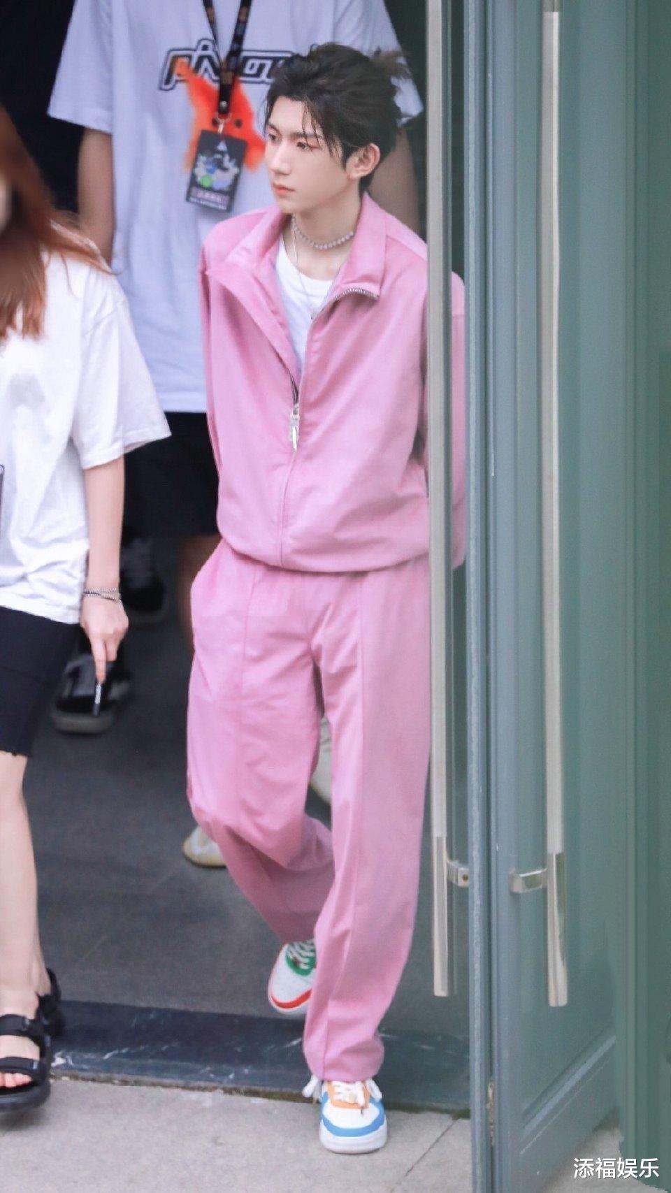 怒火重案|王源最新活动路透照曝光，精配造型无人关注，重心全被其它抢了去