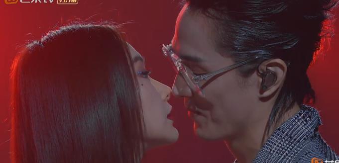 梅利爱说事 李承铉、戚薇缠绵合唱《天上飞》，高瀚宇不敢看，齐思钧不敢喊停