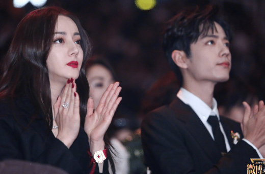 微博之夜|微博之夜明星站位很现实，两大顶流肖战蔡徐坤靠边站，C位火了16年