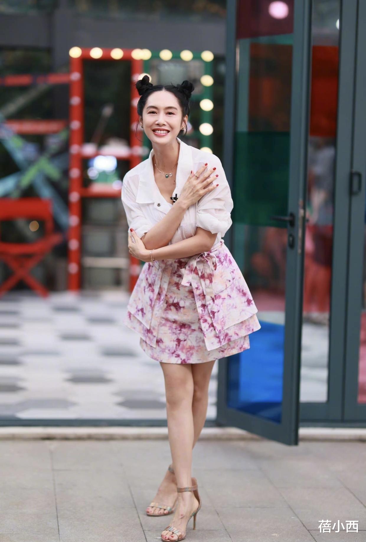 蓓小西|朱茵完全忽略了大婶的年龄,一身别致穿搭,大胆展现“傲人”身材