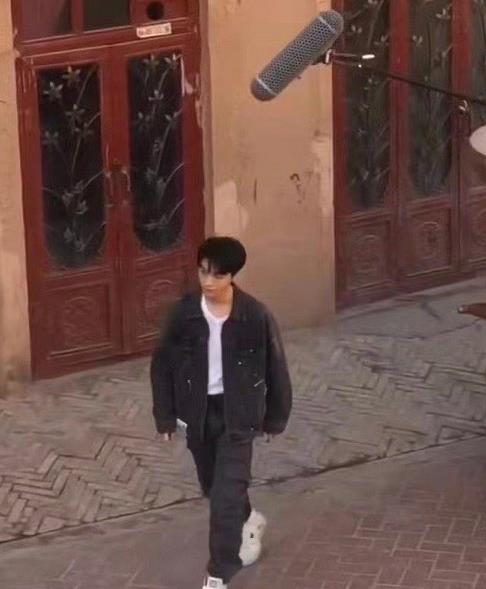 王俊凯|偶遇王俊凯学校拍戏，在操场上跑步少年感十足，画风太像大一新生