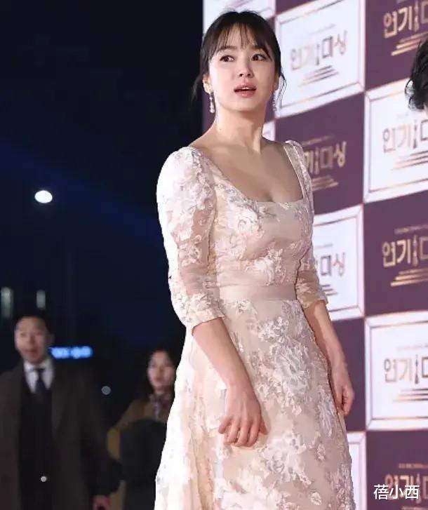 连衣裙|宋慧乔根本无需瘦身，一袭方领连衣裙看似简单，却秀出了丰满上围