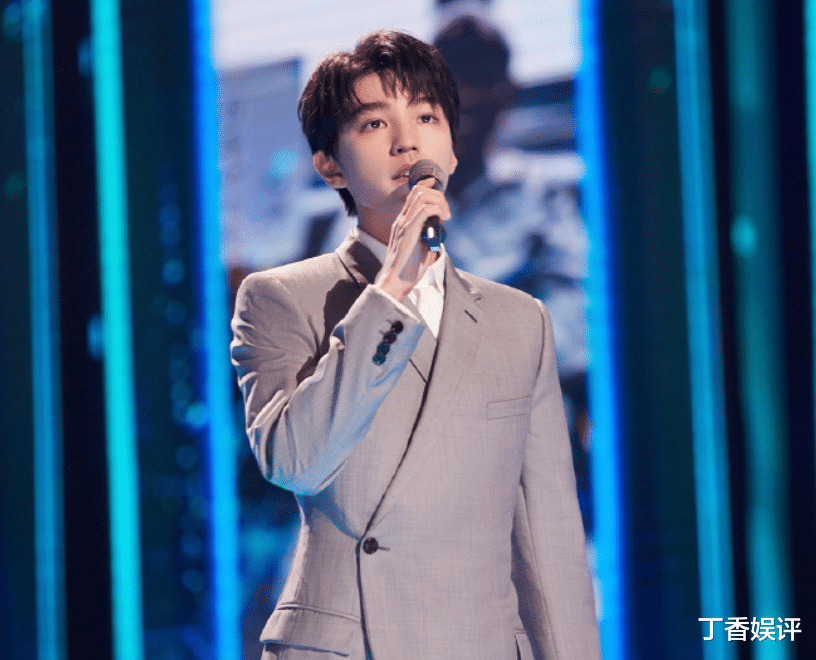 王俊凯|王俊凯关晓彤同台，两人身高差却成焦点，官方身高有无说谎很显然