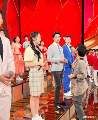 迪丽热巴|?热巴和吴磊同框看着真养眼,“青春”搭配还挺时髦,简单大方