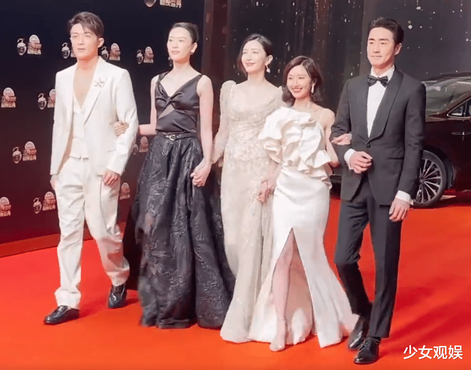 毛晓彤|《三十而已》主创走红毯，三美造型火力全开，毛晓彤输在了身高