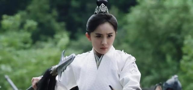 杨幂|拍个背影也要替身来？杨幂被舆论抨击：路都懒得走，该学学赵丽颖