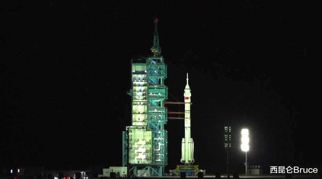 神舟十三号 美！神舟十三号和月亮浪漫同框，一箭发射，光耀四方，期待凯旋